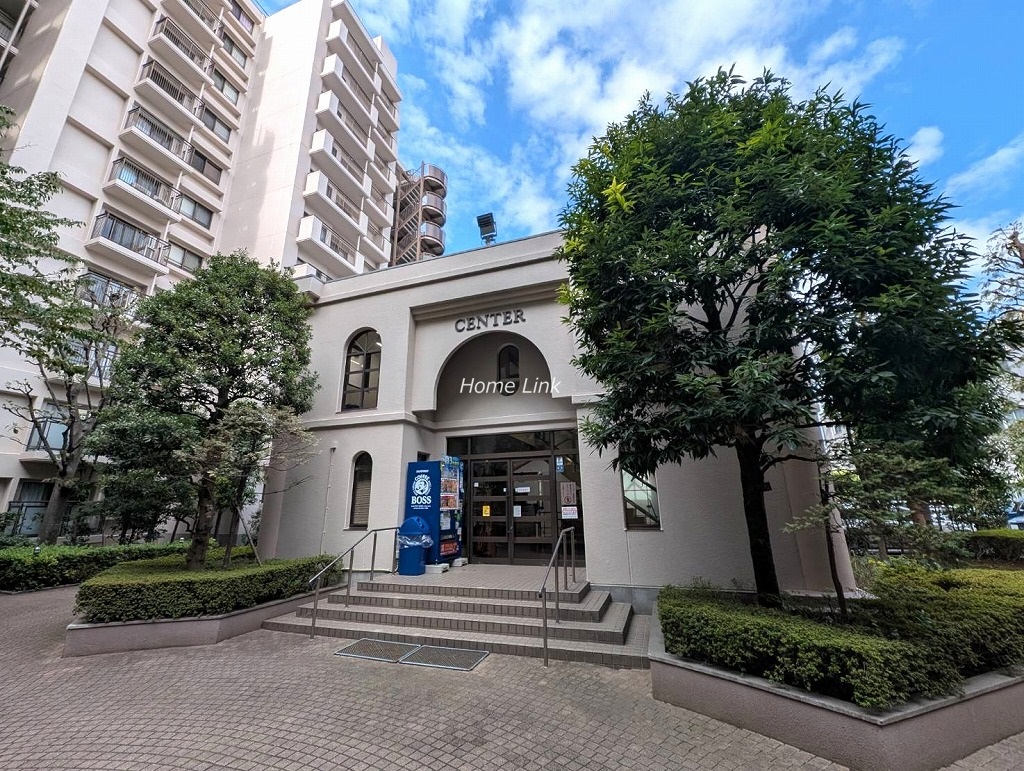 モアクレスト西台　メインエントランス前